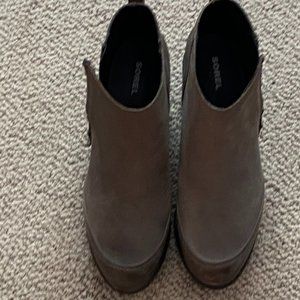 Beautiful Pair of Greenish Gray Sorel Platform Ankle Boots SZ 9M